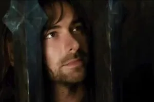 Kili embelesado por Tauriel