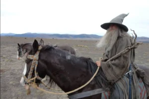 Ian McKellen a caballo