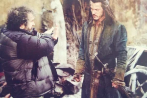 Peter Jackson y Luke Evans en el decorado de Valle