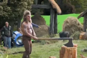 Beorn cortando leña