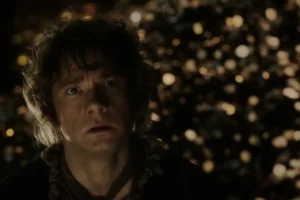 Bilbo aterrorizado por el dragón Smaug