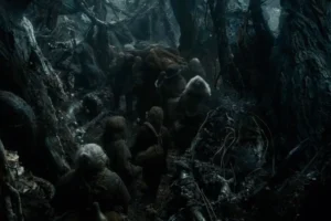 Los Enanos cargan con Bombur a través del Bosque Negro