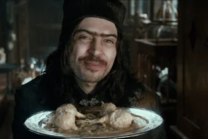 Alfrid le sirve la comida al Gobernador