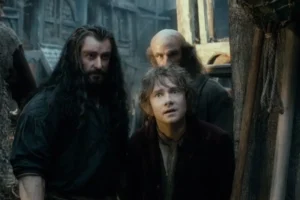 Thorin, Bilbo y Dwalin en la Ciudad del Lago