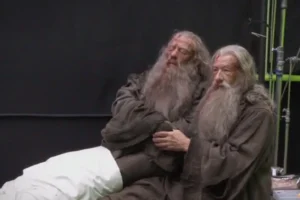 Ian McKellen con el muñeco de Gandalf