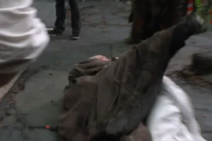 Gandalf y Galadriel se abrazan