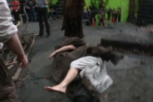 Gandalf y Galadriel se abrazan en el suelo