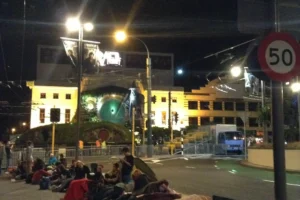 Los neozelandeses acampan para la premiere
