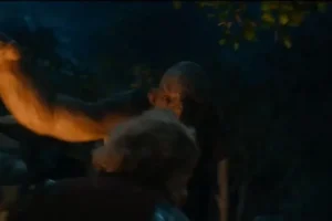 Uno de los Trolls avanza hacia Bilbo