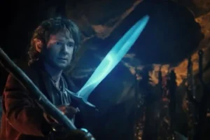 Bilbo empuñando a Dardo