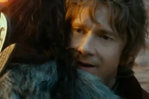 Thorin abraza a Bilbo