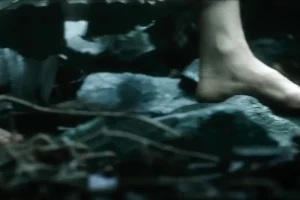 Galadriel camina descalza