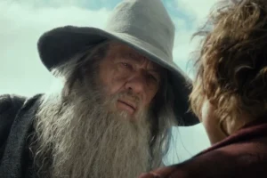 Gandalf escudriña a Bilbo