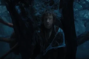 Bilbo se oculta de una araña
