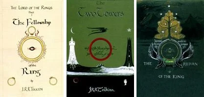 Diseño de la portada de los tres volúmenes de *El Señor de los Anillos*, creado por J. R. R. Tolkien