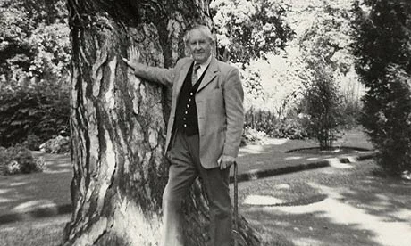 La última fotografía conocida de Tolkien, tomada el 9 de agosto de 1973, junto a uno de sus árboles favoritos (un Pinus nigra) en el Jardín Botánico de Oxford
