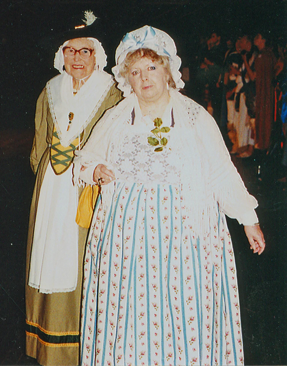 Dora Bolsón (Kay Woollard) y Belladonna Tuk (Vera Chapman) con el traje completo