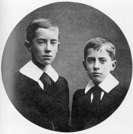 Ronald y Hilary Tolkien en 1905