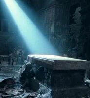 El esqueleto de Ori junto a la tumba de Balin en *El Señor de los Anillos: La Comunidad del Anillo*.