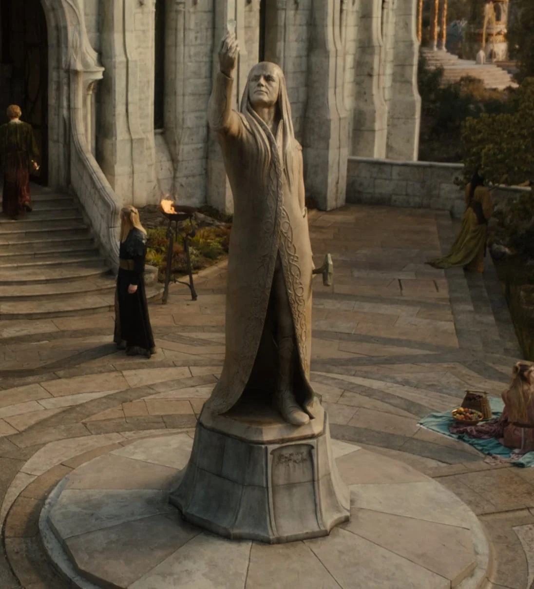 Estatua de Fëanor en Ost-In-Edhil, de El Señor de los Anillos: Los Anillos de Poder, temporada 2