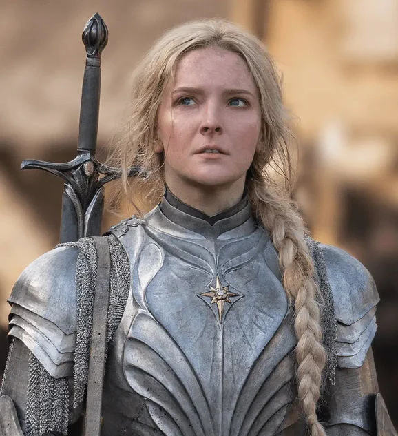 Morfydd Clark como Galadriel en El Señor de los Anillos: Los Anillos de Poder