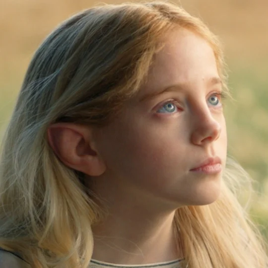 Amelie Child Villiers como la joven Galadriel en El Señor de los Anillos: Los Anillos de Poder