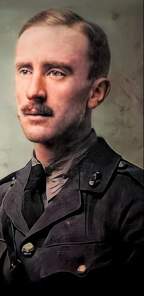 Tolkien con su uniforme del Ejército Británico en una fotografía de 1916 (coloreada)
